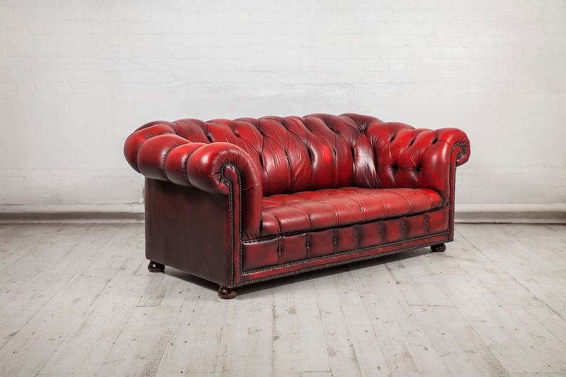 sala con sofa de cuero rojo tapizado